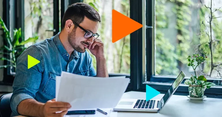 homem fazendo relatório gerencial