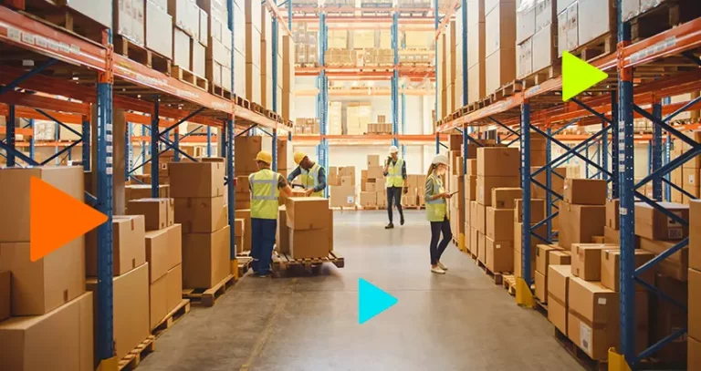 Colaboradores no centro de distribuição.