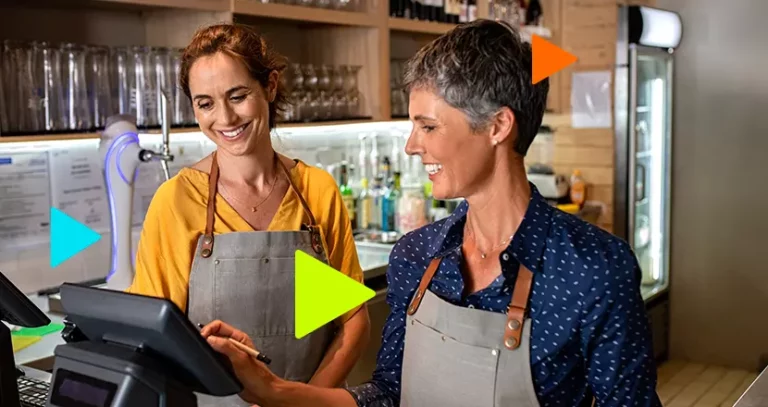 Pessoas usando um sistema de frente de caixa.