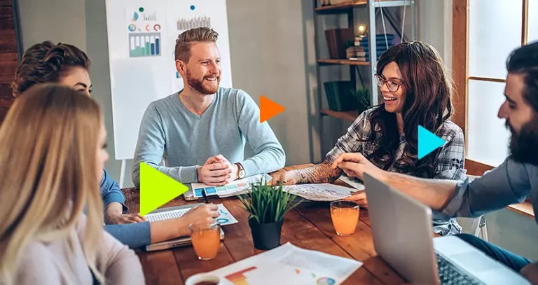 colegas de trabalhando fazendo gestão de tarefas