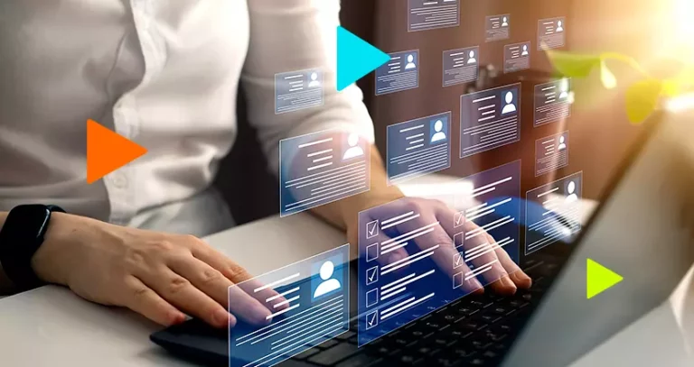 pessoa vendo tipos de avaliação de desempenho