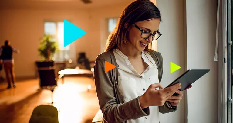 ponto eletrônico: mulher com aparelho nas mãos