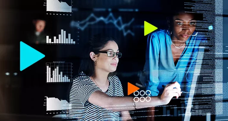 Mulheres analisando indicadores de desempenho