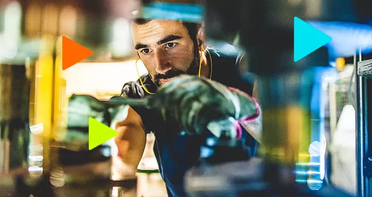 Homem fazendo manutenção preditiva