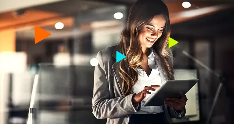 SFA: mulher com tablet aberto em Sales Force Automation