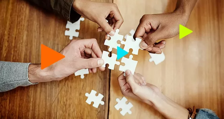 Varejo online: mãos segurando peças de quebra-cabeça