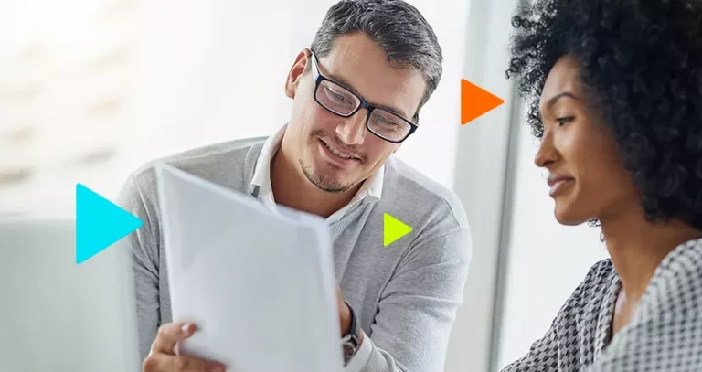 duplicatas descontadas: homem mostrando algo no papel para mulher