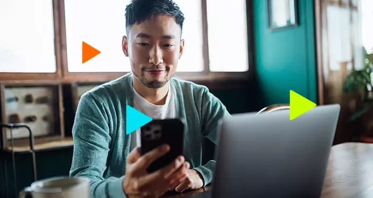 Link de pagamento: homem vendo algo no celular