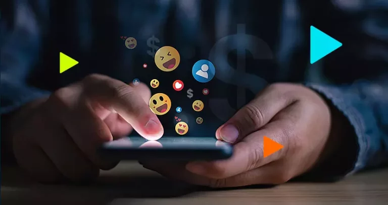 Social selling: pessoa clicando em emojis em smartphone