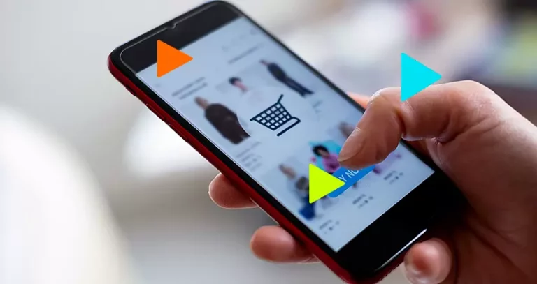 Celular aberto em e-commerce com split de pagamento