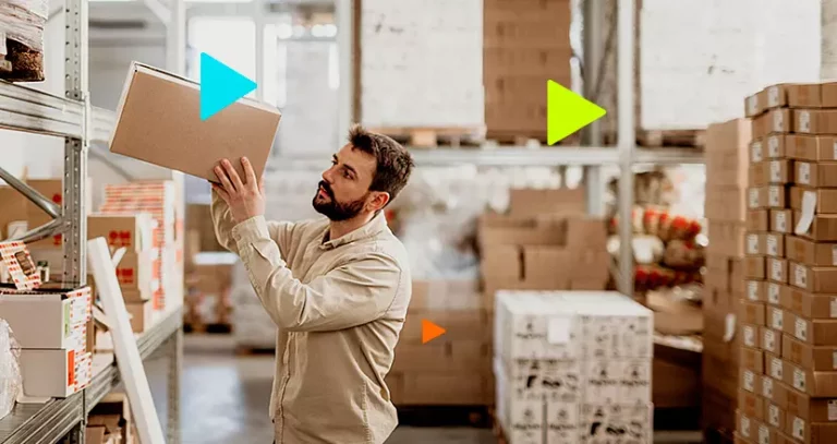 Tipos de estoque: Homem colocando caixa em prateleira