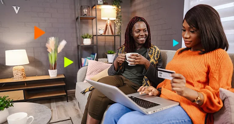 comprar com cnpj: mulheres fazendo compra online