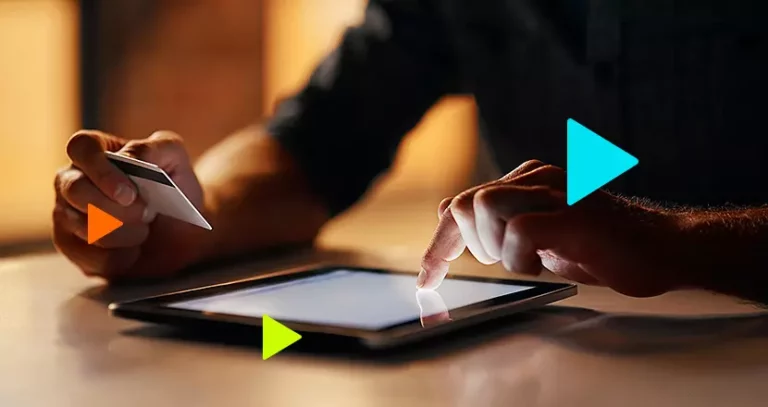 o que é chargeback: pessoa utilizando um tablet