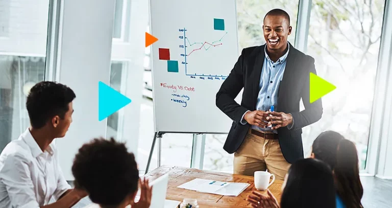 o que são vendas corporativas: homem de blazer apresentando para grupo