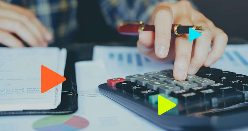 Pessoa usando calculadora para finanças pessoais