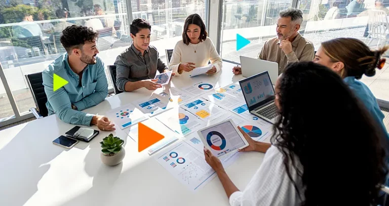 PMBOK: PESSOAS REUNIDAS AO REDOR DE MASA COM PROJETO E GRAFICOS