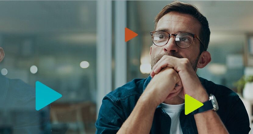 Homem pensativo em ambiente de trabalho moderno