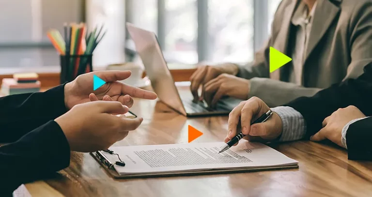 Legislação empresarial: pessoas em mesa com contrato