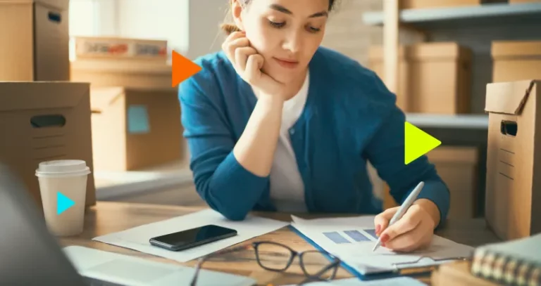 como administrar uma pequena empresa: mulher fazendo anotação em caderno.