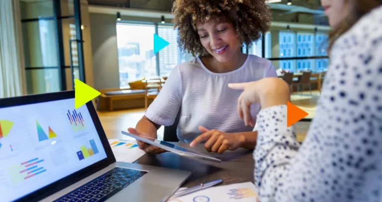 estratégia de negócios: mulher usando tablet.