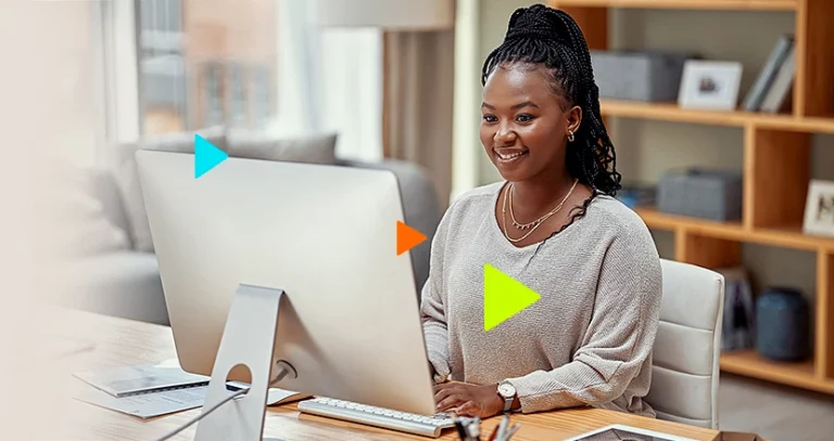 mulher trabalhando em seu computador aprendendo como fazer um orçamento