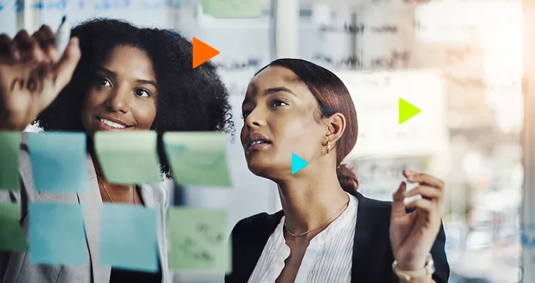 Gestão à vista eficiente: mulheres olhando para lousa