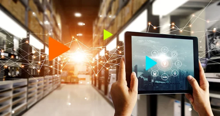 Gestão da Cadeia de Suprimentos: pessoa segurando tablet em galpão de estocagem e logística
