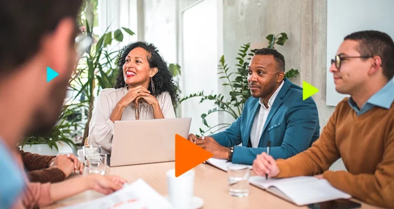 Gestão estratégica de custos: pessoas ao redor de mesa