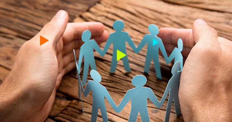 Gestão estratégica de pessoas: recorte de papel de homens em roda