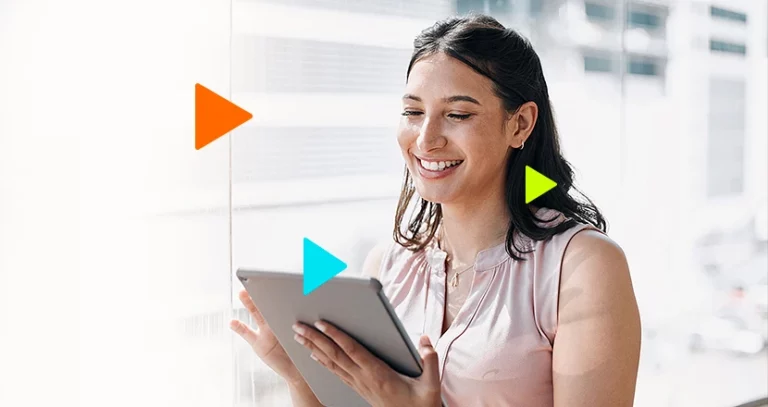 Mulher segurando um tablet lendo um guia de como começar um negócio do zero