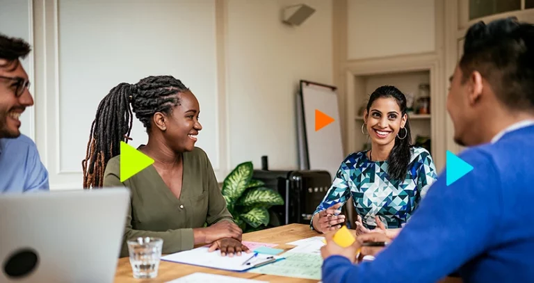 gestão operacional/gestão de operações: colegas de trabalho ao redor de mesa