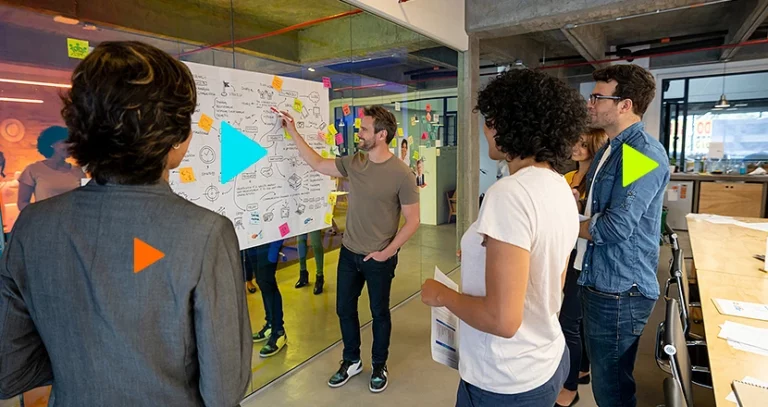 o que é gestão? pessoas ao redor de lousa