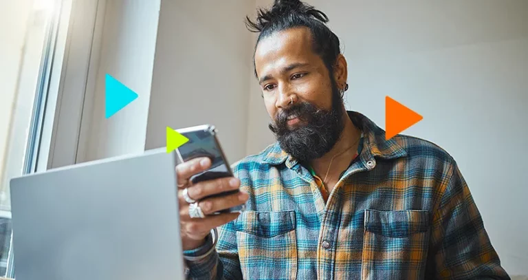 Pequenos empreendedores: pequeno empreendedor utilizando smartphone