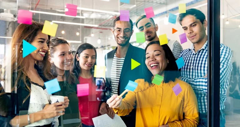 Processos de gestão de pessoas: equipe em frente a lousa com post-its
