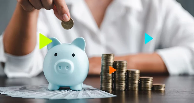 Lucro líquido: moedas sendo colocadas em cofrinho