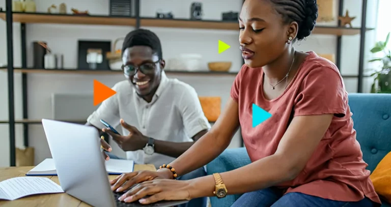 custo padrão: mulher e garoto em frente a notebook