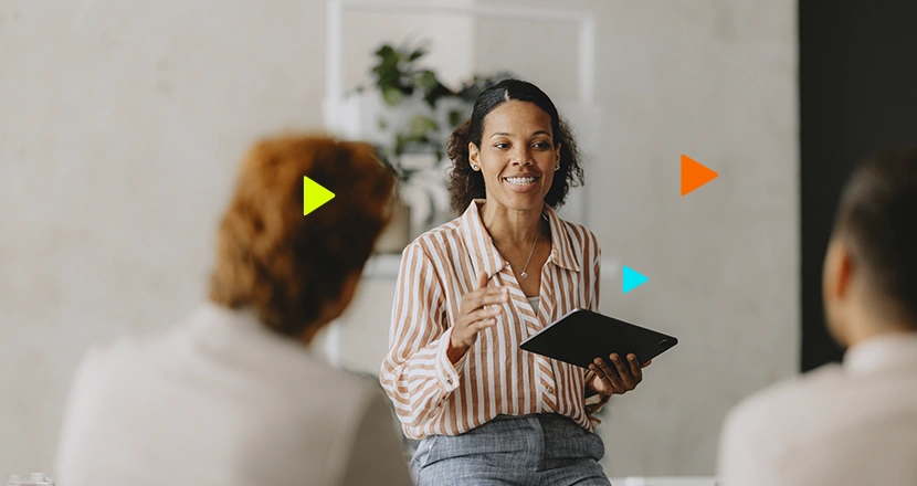 Empreendedores conversando como aplicar o erp para empresas de serviço