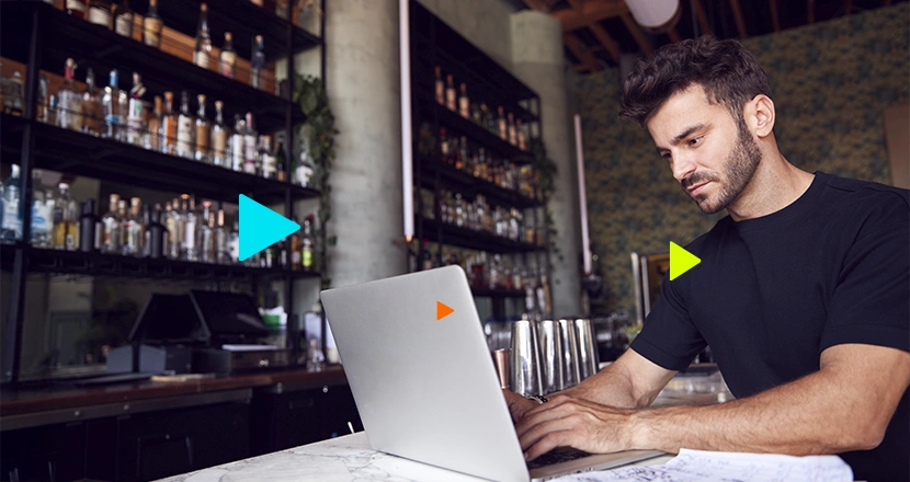 Empreendedor verificando como está o sistema erp para restaurantes no seu estabelecimento