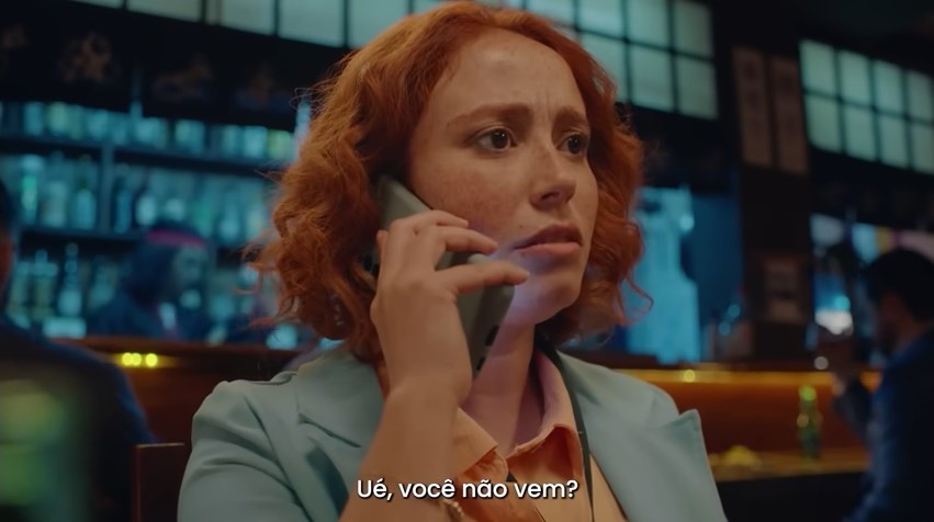 Frame mulher com celular 