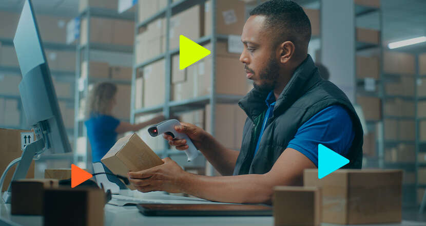 Blog da Omie 5 Empregado escaneando pacote em armazém