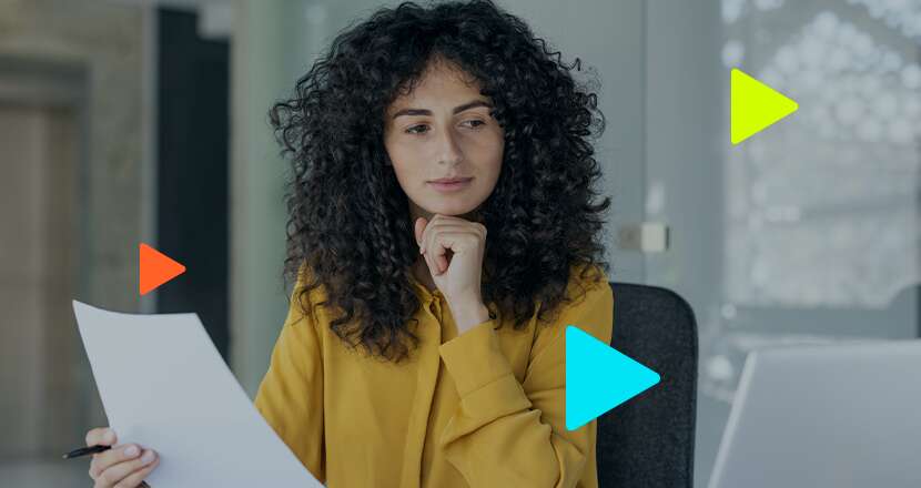 Mulher com cabelo cacheado analisando documentos