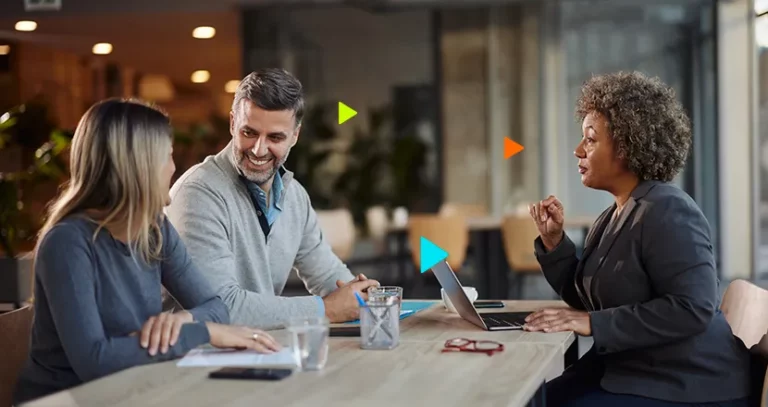 contadora em mesa com clientes