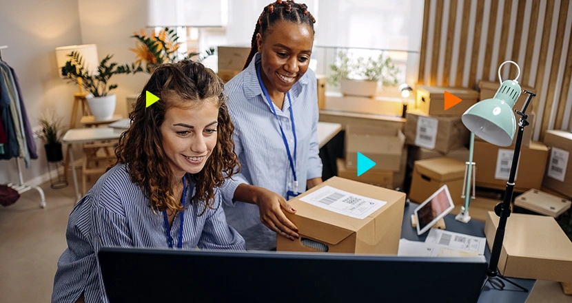 Empreendedoras conferindo as vantagens do e-commerce