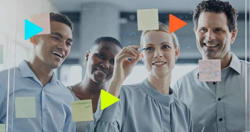Equipe colaborando em brainstorming com post-its