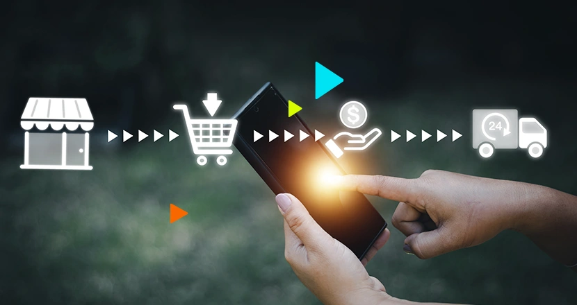 Empreendedor vendo no celular como fazer passo a passo da gestão de e-commerce