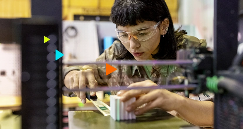 profissional trabalhando com manufatura aditiva, ajustando uma peça produzida por impressão 3D