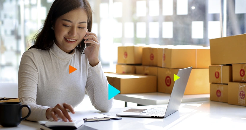 Empreendedora em uma ligação no telefone conversando sobre a tributação para e-commerce​