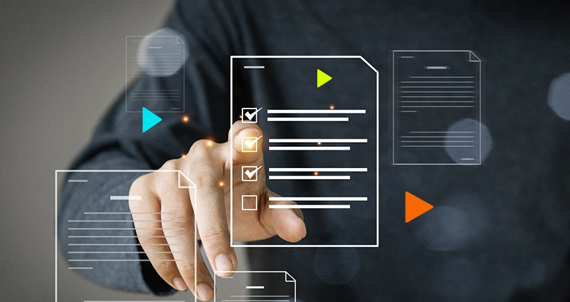 Mão tocando um checklists , com o processo de inscrição estadual MEI