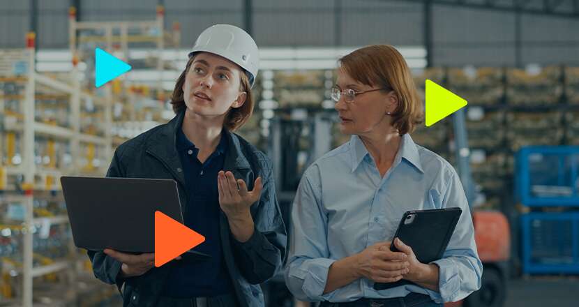 Blog da Omie 9 Profissionais discutindo em ambiente industrial