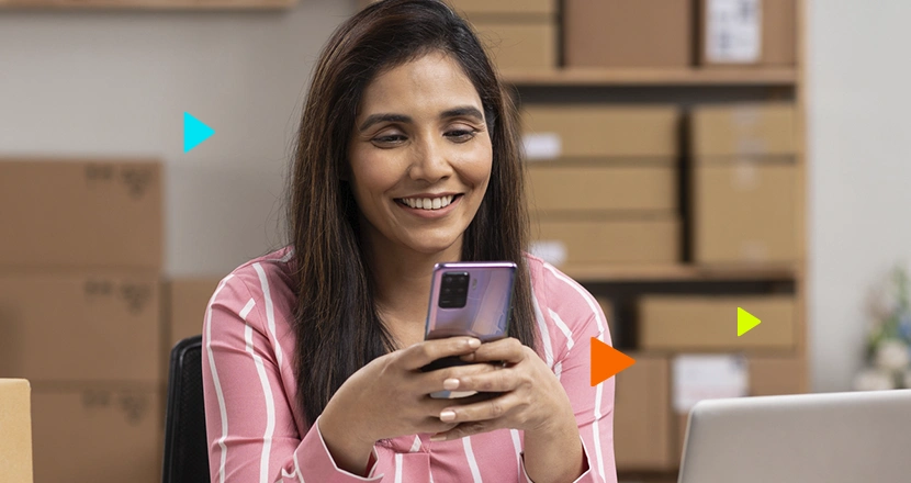 Empreendedora no celular vendo o que precisa para abrir o MEI